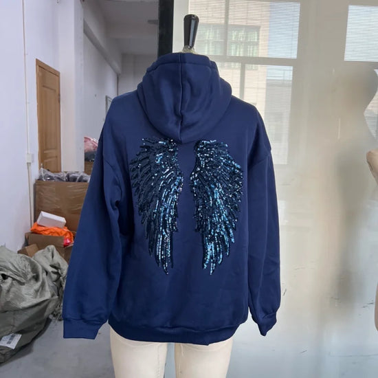 Damehoodie med hætte og pailletvinger på ryggen