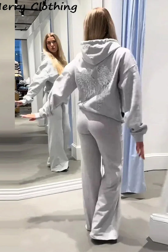 Damehoodie med hætte og pailletvinger på ryggen