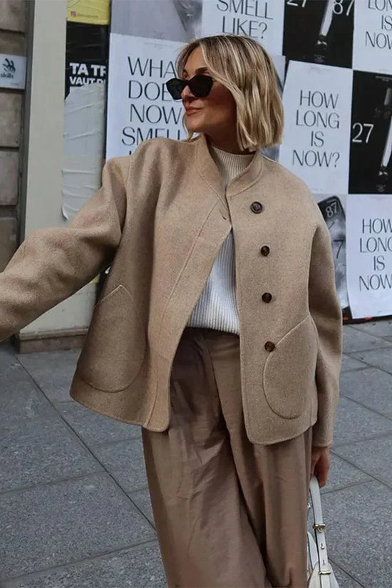 Courtney | Oversized Woljack med asymmetrisk knaplukning og rummelige lommer