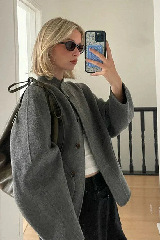 Courtney | Oversized Woljack med asymmetrisk knaplukning og rummelige lommer