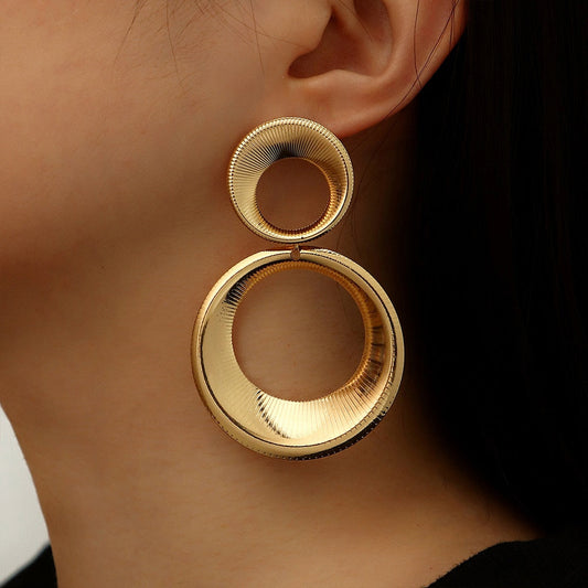 Anja | Guld Øreringe til Dame med Elegant 3D-effekt – Minimalistisk og Trendy
