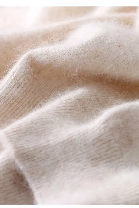 Herre i ensfarvet strikket T-shirt med rund hals og korte ærmer