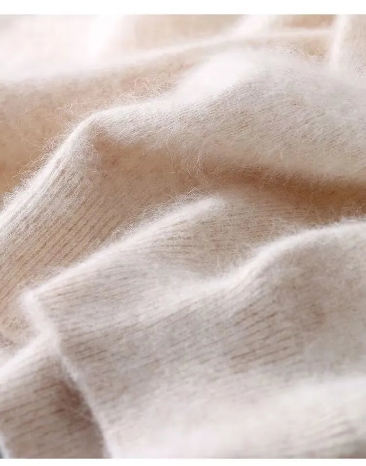 Herre i ensfarvet strikket T-shirt med rund hals og korte ærmer