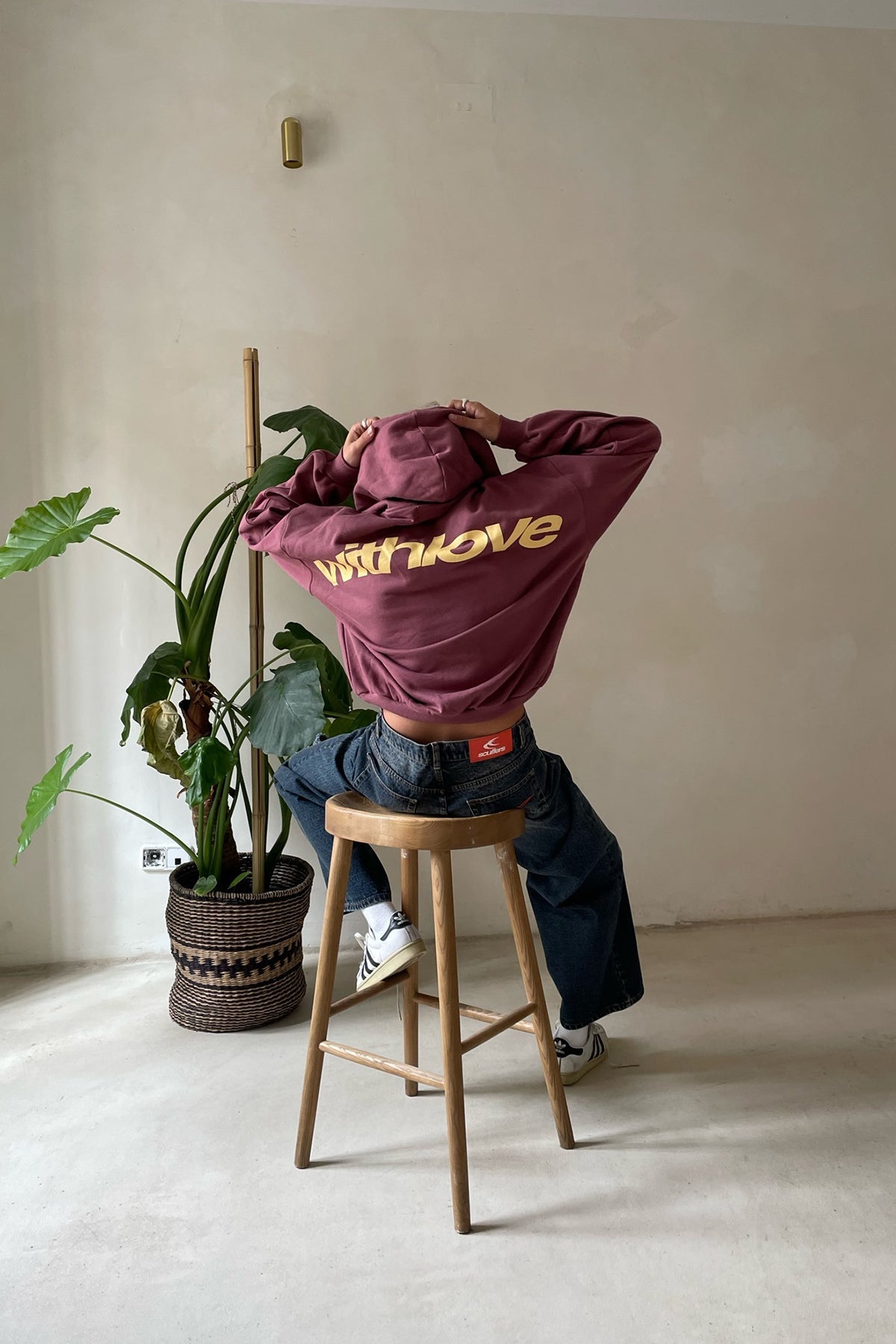 Damehoodie med hætte, lange ærmer og kængurulomme