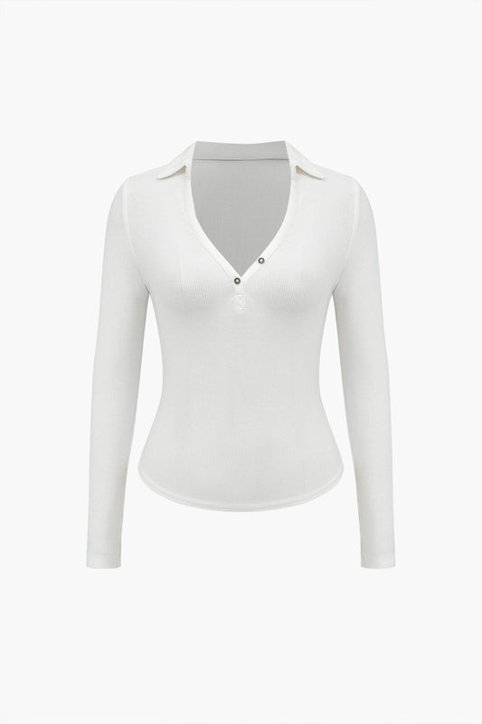 Dominique | Figurtilpasset Poloshirt med dyb V-hals og stilfulde knapdetaljer