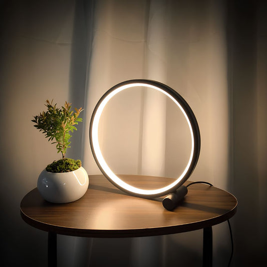 Halo Natbordslampe med elegant design og blødt lys til moderne indretning