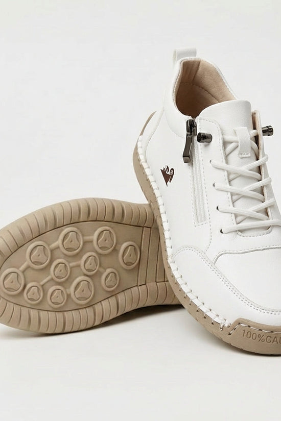 Sneakers med snørebånd, lynlås i siden og flad rillet sål