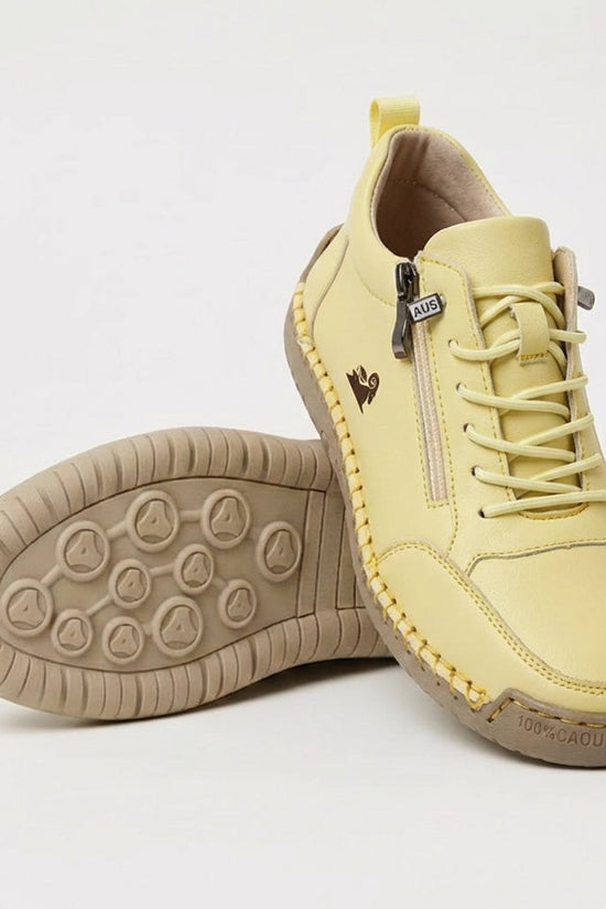 Sneakers med snørebånd, lynlås i siden og flad rillet sål