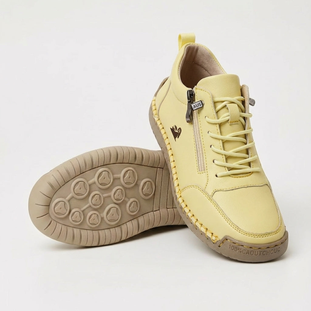Sneakers med snørebånd, lynlås i siden og flad rillet sål