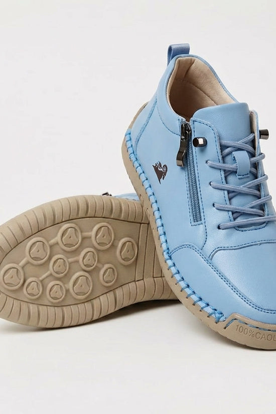 Sneakers med snørebånd, lynlås i siden og flad rillet sål