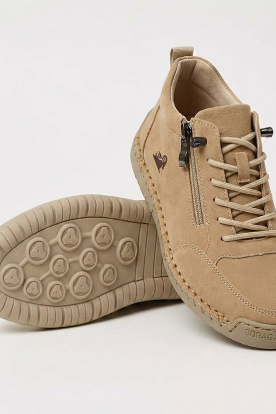 Sneakers med snørebånd, lynlås i siden og flad rillet sål