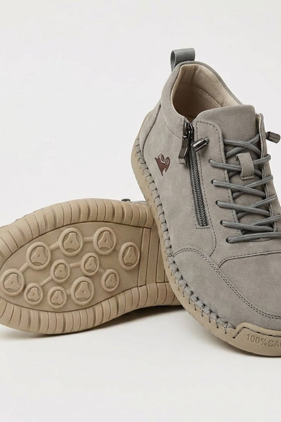 Sneakers med snørebånd, lynlås i siden og flad rillet sål