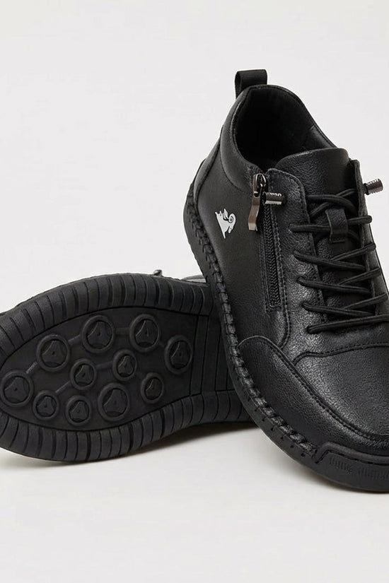 Sneakers med snørebånd, lynlås i siden og flad rillet sål
