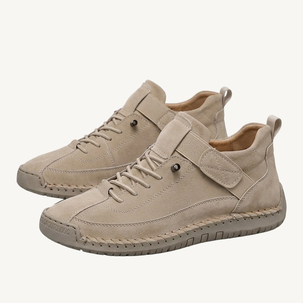 Damesneakers med højt skaft, snørebånd, remdetalje og flad sål