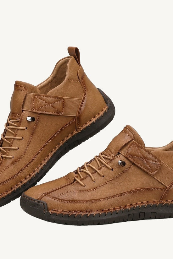 Damesneakers med højt skaft, snørebånd, remdetalje og flad sål