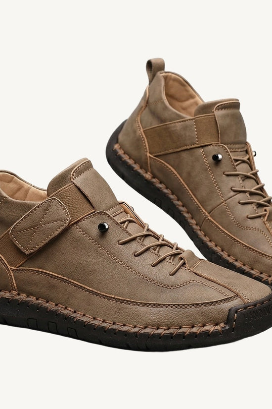 Damesneakers med højt skaft, snørebånd, remdetalje og flad sål