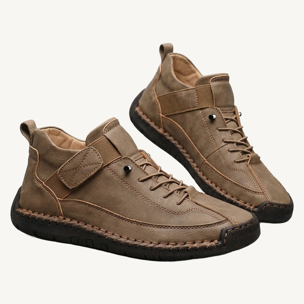 Damesneakers med højt skaft, snørebånd, remdetalje og flad sål
